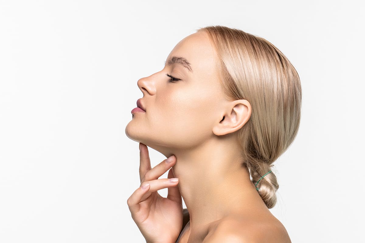 Биомолекулярная косметика против гормональных мазей: сравнение подходов к уходу за воспалённой кожей