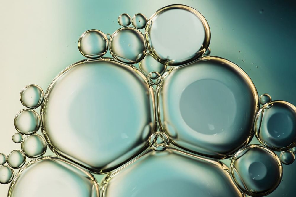 Биомолекулы в косметике: пептиды, липиды и PDRN — как они работают и кому подходят